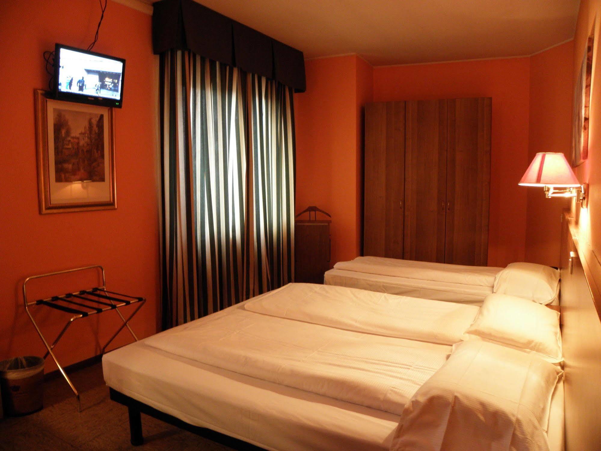 Hotel Corona ตีราโน ภายนอก รูปภาพ