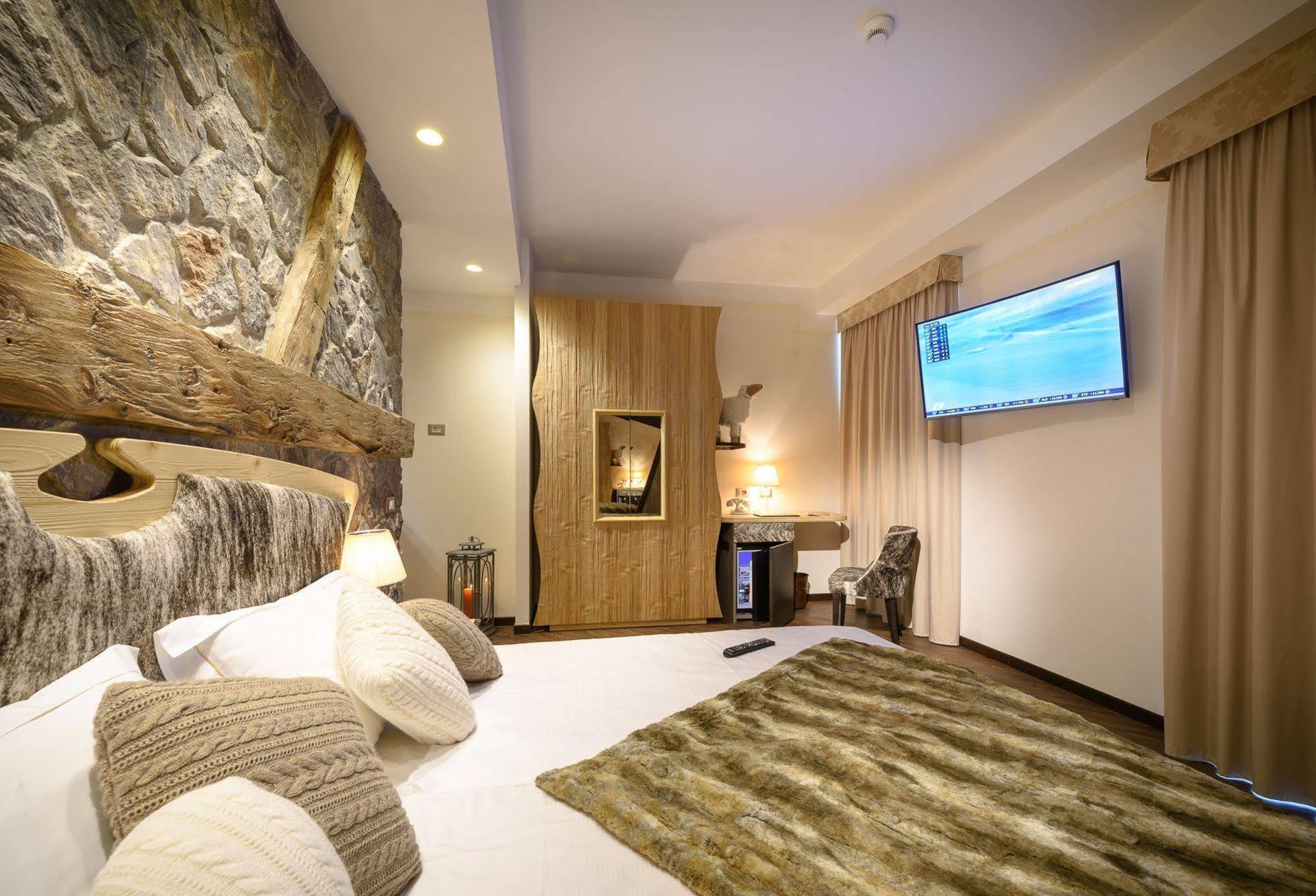 Hotel Corona ตีราโน ภายนอก รูปภาพ