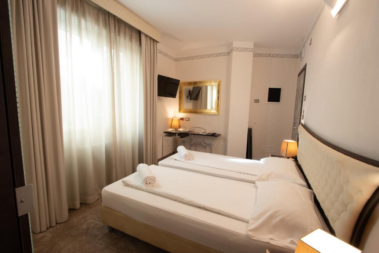 Hotel Corona ตีราโน ภายนอก รูปภาพ
