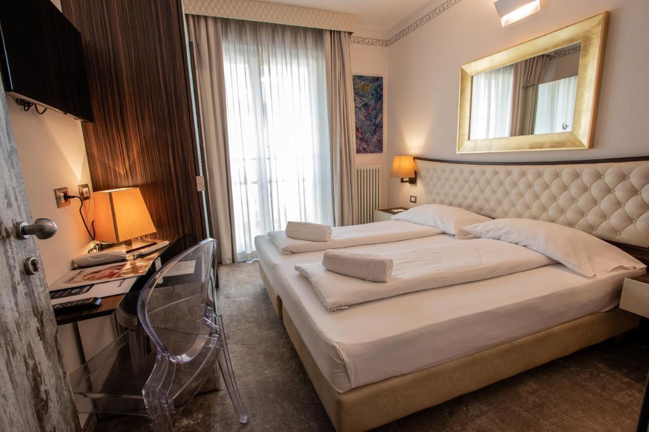Hotel Corona ตีราโน ภายนอก รูปภาพ