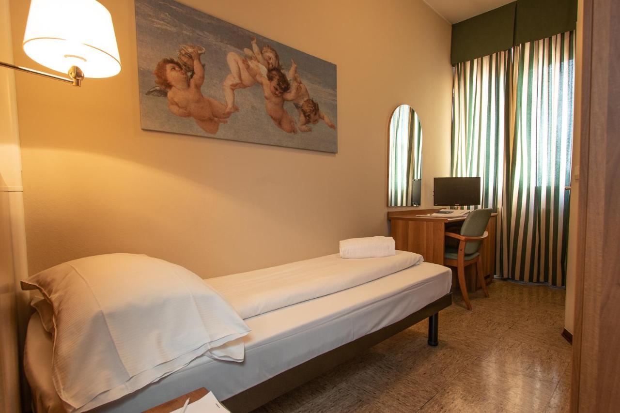 Hotel Corona ตีราโน ภายนอก รูปภาพ